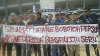 Pendukung Persija dan Persib Foto Bareng di Gelora Bung Karno