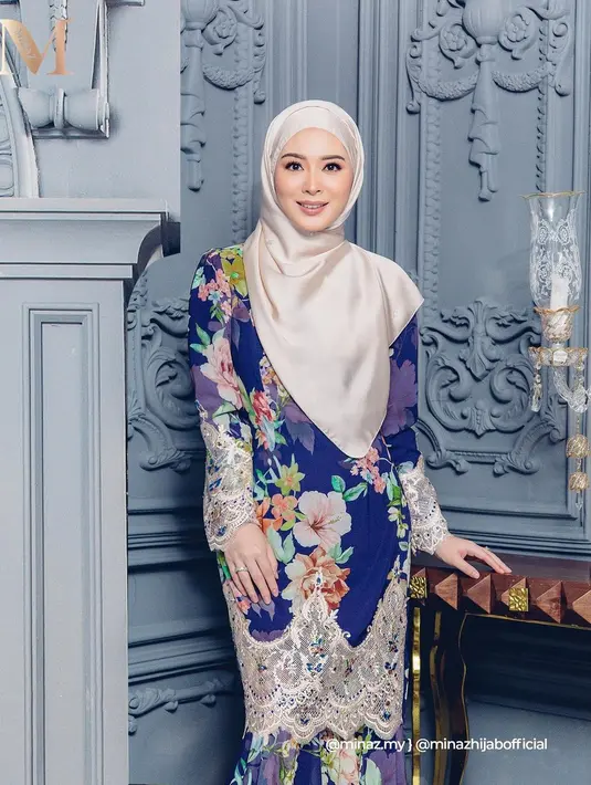 Penampilan menawan Ayana Moon dibalut baju kurung bermotif bunga dengan aksen lace emas. [@xolovelyayana]