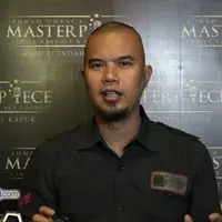 Ahmad Dhani sering menasehati Mulan Jameela untuk tidak menggunakan media sosial seperti Instagram dan Path. Tetapi, omongan pentolan Dewa 19 itu tidak dituruti oleh sang istri.