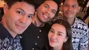 <p>Beberapa seleb atau public figure mendapat kesempatan untuk datang ke JCC menyaksikan debat Cawapres berlangsung. [@thariqhalilintar/@fero_walandouw/@iben_ma]</p>