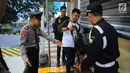 Petugas keamanan memeriksa bawaan pengunjung yang akan memasuki lokasi debat keempat Pilpres 2019 di Hotel Shangri-La, Jakarta, Sabtu (30/3). Penjagaan dilakukan oleh polisi dan tentara. (Liputan6.com/Angga Yuniar)