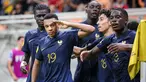 Timnas Prancis U-17 memastikan diri lolos ke babak 16 Besar Piala Dunia U-17 2023 dengan status juara grup setelah pada laga ketiga Grup E sukses menekuk Timnas Amerika Serikat dengan skor 3-0 di Jakarta International Stadium, Jakarta Utara, Sabtu (18/11/2023) malam WIB. Ketiga gol Timnas Prancis U-17 dicetak lewat brace Joan Tincres pada masa injury time babak pertama dan pada menit ke-82, ditambah satu gol dari Bastien Meupiyou pada menit ke-86. Dengan hasil ini Timnas Ptrancis U-17 mengoleksi poin sempurna, 9, hasil sapu bersih 3 kemenangan. Sementara itu meski kalah, Timnas Amerika Serikat yang menghuni posisi kedua dengan 6 poin juga memastikan lolos ke babak 16 Besar mendampingi Prancis. (Bola.com/Bagaskara Lazuardi)