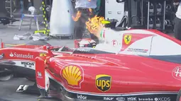 Mobil Kimi Raikonen terbakar saat memasuk pit stop pada balapan perdana di Sirkuit Albert Park, Australia, Minggu (20/3/2016). (Bola.com/F1/Twitter)