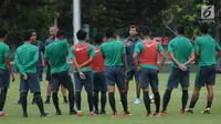 Pelatih Timnas Indonesia U-23, Luis Milla (tengah) memberi arahan jelang gim internal di Lapangan A Senayan, Jakarta, Minggu (21/1). TC pertama Timnas Indonesia U-23 di tahun 2018 diikuti 26 pemain. (Liputan6.com/Helmi Fithriansyah)