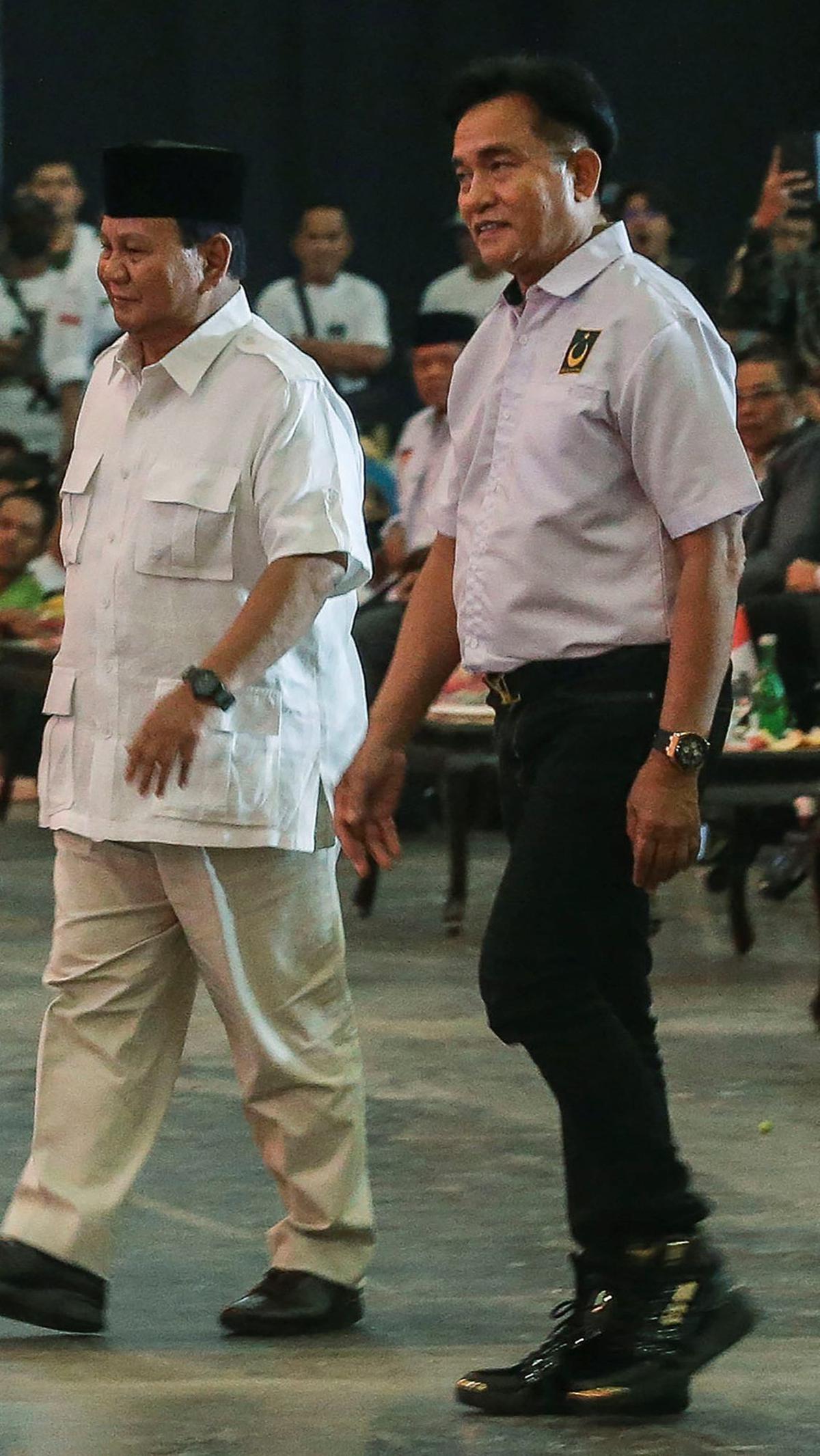 Usai membacakan SK, acara dilanjut dengan pembacaan dan penyerahan naskah deklarasi dari Ketua Umum PBB Yusril Ihza Mahendra kepada Ketua Umum Partai Gerindra, Prabowo Subianto.
( merdeka.com/Arie Basuki )