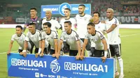 Para pemain starting XI Rans Nusantara FC berpose sebelum dimulainya laga pekan ke-16 BRI Liga 1 2023/2024 menghadapi Persija Jakarta di Stadion Patriot Candrabhaga, Bekasi, Minggu (22/10/2023) malam WIB. (Bola.com/Abdul Aziz)