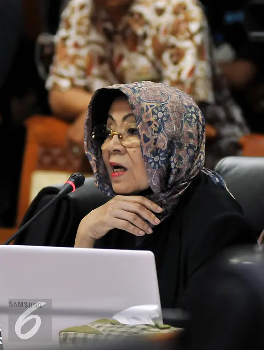 Ahli bahasa, Yahya Bachria Mugnisjah memberikan kesaksian saat mengikuti RDP di Ruang Sidang MKD DPR RI, Jakarta Jakarta, Selasa, (24/11/2015). Keterangan Yahya diperlukan untuk kelanjutan kasus SetyaNovanto. (Liputan6.com/Johan Tallo)
