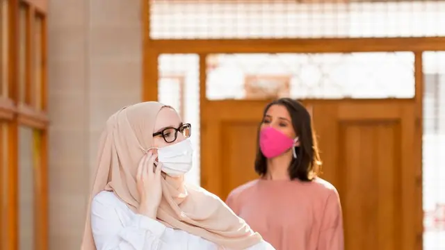 Inspirasi OOTD Warna dan Model Baju Lebaran 2025 Warna Putih dan Soft Tone /freepik.com