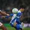 Jurrien Timber dan Kaoru Mitoma berebut bola dalam laga Liga Inggris antara Brighton vs Arsenal di American Express Stadium, 5 Maret 2026. (AP Photo/Alastair Grant)