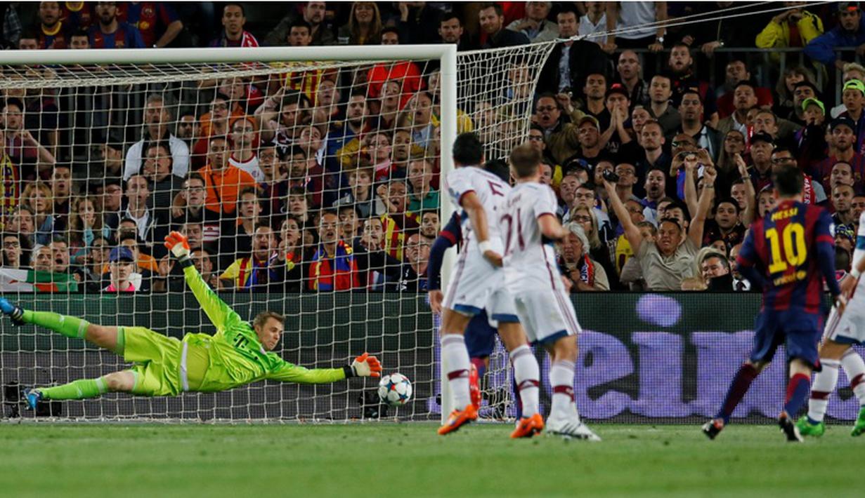 Manuel Neuer tidak kuasa menghalau tembakan Lionel Messi menjadi gol pertama Barcelona. (Reuters/Albert Gea)