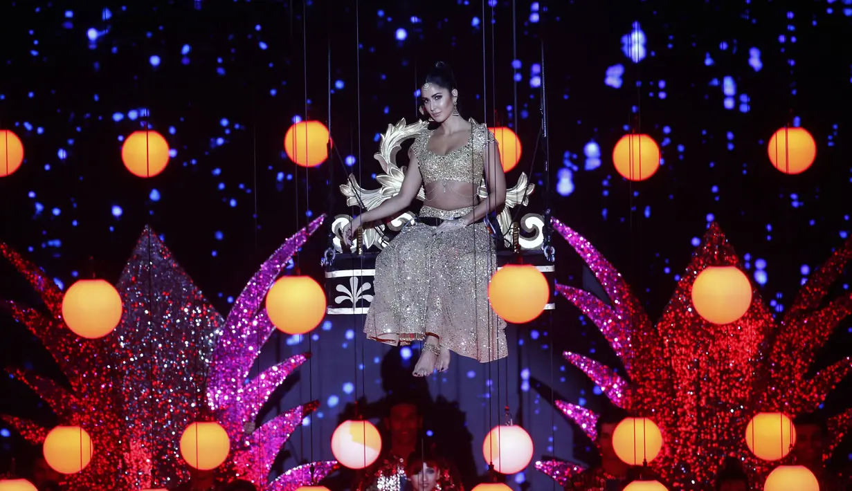 Penampilan Katrina Kaif di atas panggung selama ajang International Indian Film Academy (IIFA) ke-20 di Mumbai, India (19/9/2019). (AP Photo/Rafiq Maqbool)