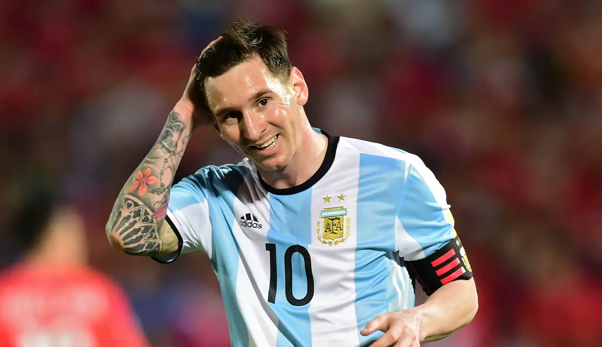 Lionel Messi hanya tersenyum saat gagal mencetak gol ke gawang Cile pada laga kualifikasi Piala Dunia 2018 di Stadion Nacional, Santiago, Cile, Kamis (24/3/2016).  Argentina menang 2-0. (AFP/Martin Bernetti)