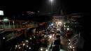 Di sepanjang Jalan Daan Mogot, Jakarta, ratusan kendaraan roda dua dan roda empat memenuhi badan jalan, Senin (9/2/2015) malam. (Liputan6.com/Faisal R Syam)