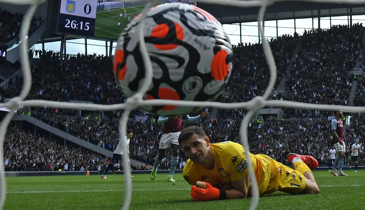 Emiliano Martinez. Kiper berusia 29 tahun ini didatangkan Aston Villa dari Arsenal yang lebih banyak meminjamkannya pada 2020/2021 dan langsung jadi andalan The Villans. Hingga kini ini ia telah tampil dalam 44 laga dengan catatan 18 kali clean sheet dan kebobolan 52 gol. (AFP/Justin Tallis)
