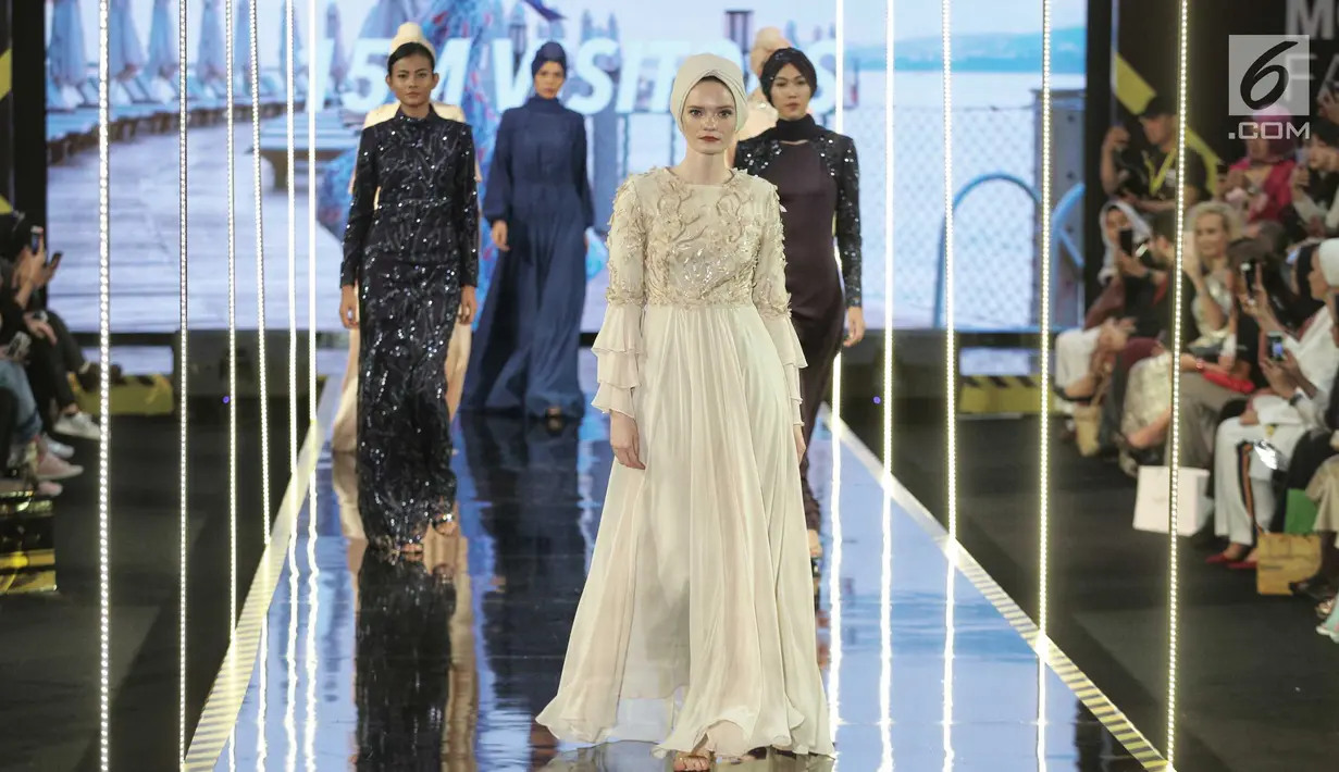 Model mengenakan busana rancangan desainer Modanisa dari Turkey dalam Jakarta Modest Fashion Week di Gandaria City, Jakarta, Kamis (26/7). Indonesia turut serta ambil bagian yang diikuti oleh 26 desainer. (Liputan6.com/Faizal Fanani)