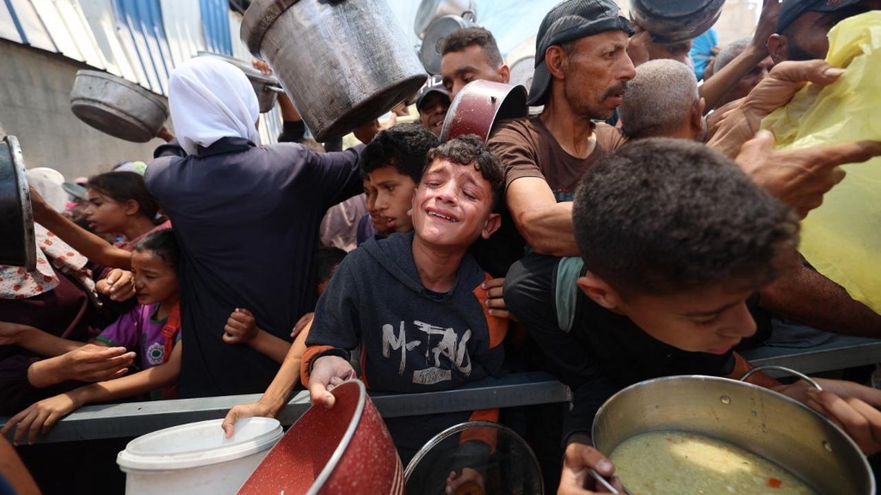 Jeritan Anak-Anak Kelaparan di Jalur Gaza saat Berebut Makanan