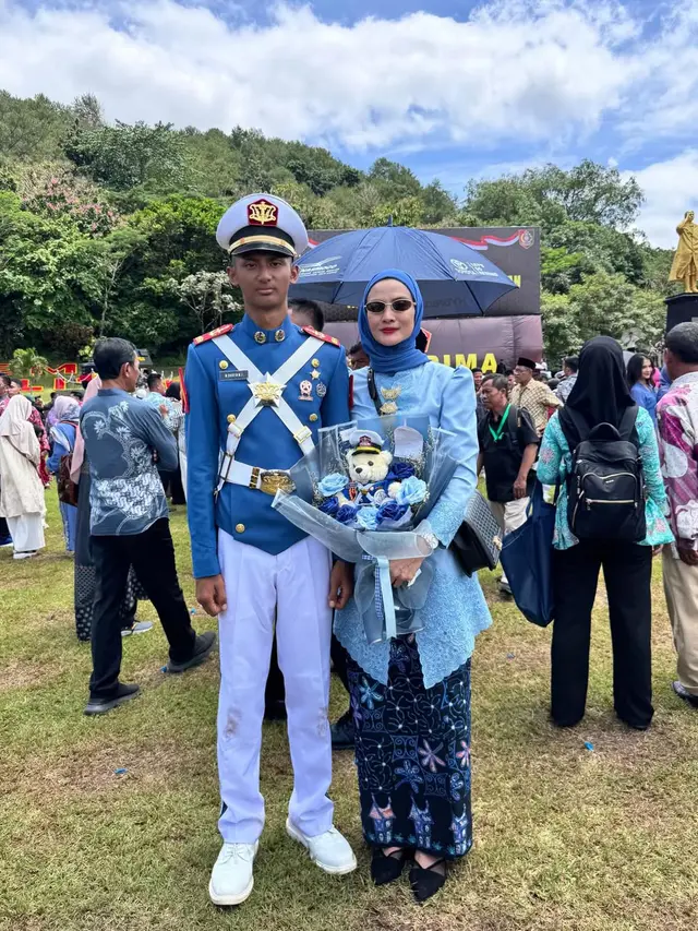 6 Potret Kebaya Brokat Ade Maya di Wisuda Dhofin, Anggun Dampingi Sang Putra