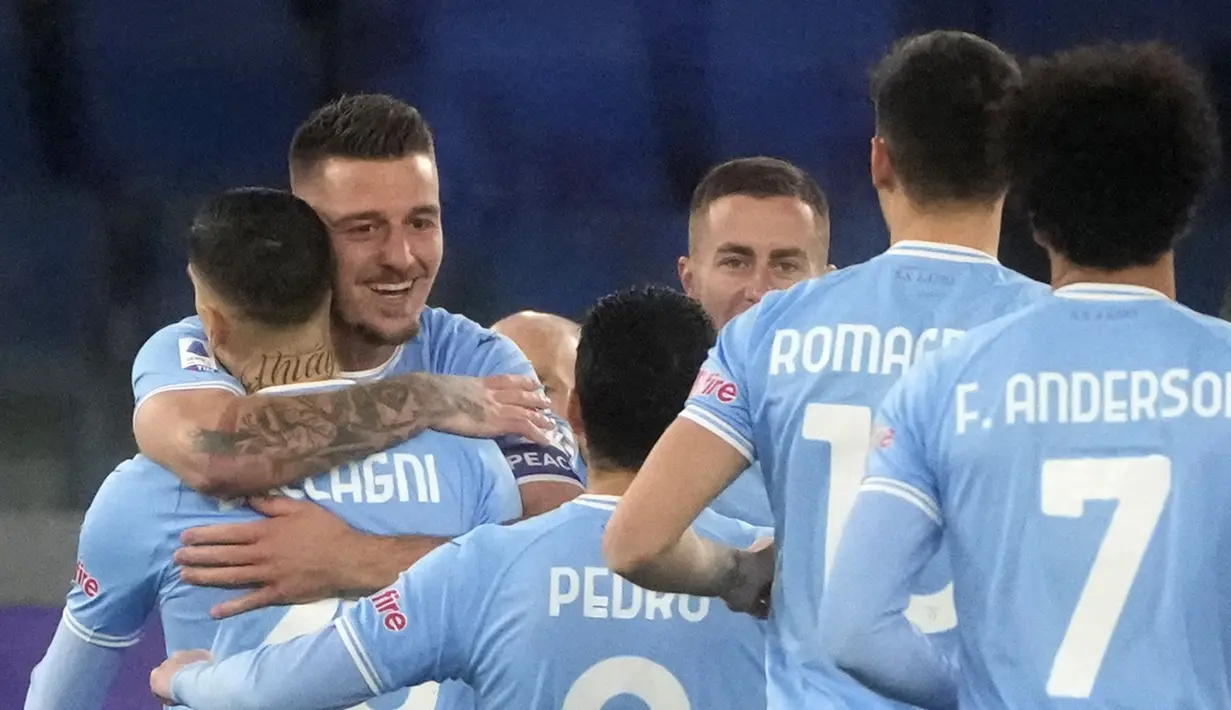 Para pemain Lazio merayakan gol yang dicetak oleh Sergej Milinkovic-Savic ke gawang AC Milan pada laga Liga Italia di Stadion Olimpico, Roma,(24/1/2023). Lazio secara luar biasa berhasil membungkam juara bertahan Liga Italia, AC Milan dalam laga Serie A 2022/2023. (AP Photo/Gregorio Borgia)