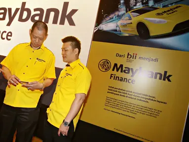 Presiden Direktur Maybank Finance Alexander (tengah) bersama Direktur Maybank Anton Sutjipto (kiri) dan Miki Effendi berbincang saat meresmikan identitas baru BII Finance di Jakarta, Kamis (7/1). (Liputan6.com/Immanuel Antonius)