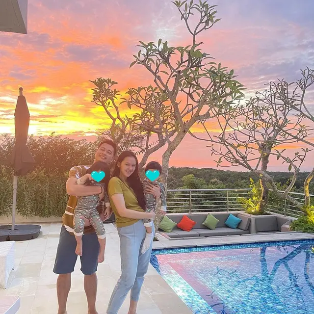 Istri Hamil Anak Ketiga, Ini 6 Potret Eza Gionino dan Meiza Aulia Asuh Buah Hatinya