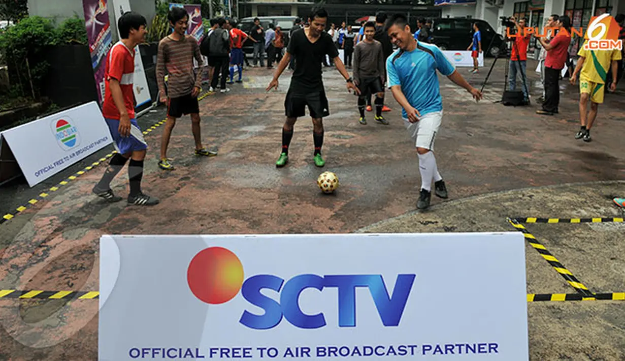 Peserta Futsal Challenge Road to BPL melakukan pemanasan, sedang di latar terlihat kru Liputan6.com melakukan persiapan live streaming untuk acara pertandingan futsal ini. (Liputan6.com/Abdul Aziz Prastowo)