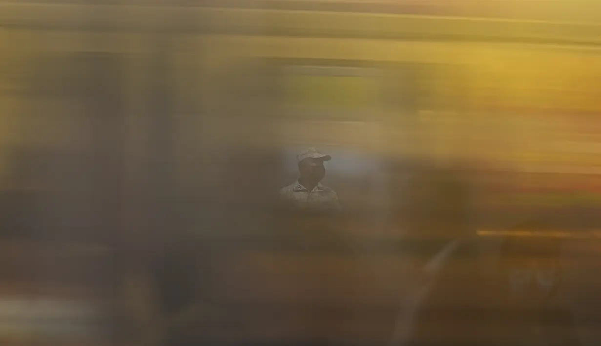 Terlihat melalui jendela kereta bawah tanah yang bergegas, seorang anggota Garda Nasional Meksiko berjaga di stasiun kereta bawah tanah di Mexico City, Kamis (12/1/2023). Wali Kota Mexico City mengatakan lebih dari 6 ribu petugas Garda Nasional akan ditempatkan di sistem kereta bawah tanah kota setelah serangkaian kecelakaan yang menurut para pejabat bisa jadi karena sabotase. (AP Photo/Fernando Llano)