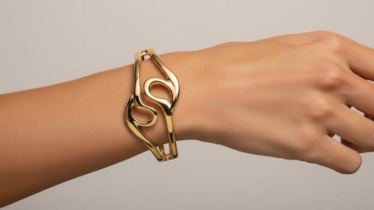 8 Model Gelang Emas Cuff Sculptural Desain Abstrak 2025, Elegan untuk Penampilan Wanita