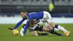 Gelandang Everton, Gylfi Sigurdsson (atas) dan gelandang Fulham, Harrison Reed berduel memperebutkan bola dalam laga lanjutan Liga Inggris 2020/21 pekan ke-24 di Goodison Park, Liverpool, Minggu (14/2/2021). Everton kalah 0-2 dari Fulham. (AP/Oli Scarff/Pool)