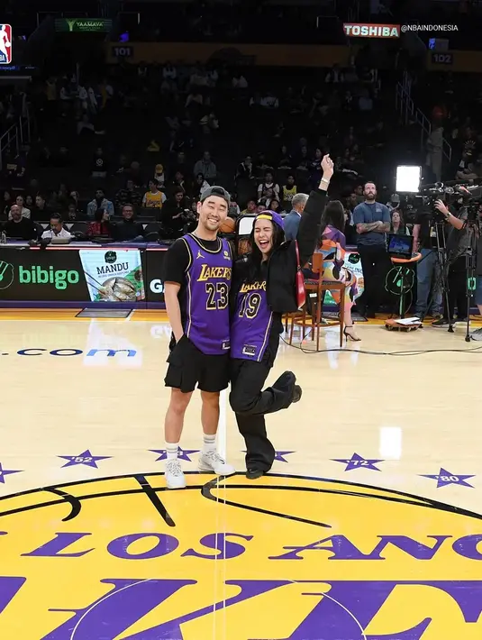 Jesse Choi ikuti gaya Maudy yang kenakan topi terbalik sebagai aksesori pelengkap [@nbaindonesia]