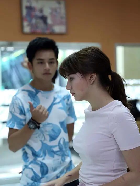 Keduanya merasa bersyukur menjadi bagian dalam perayaan ultah SCTV kali ini. Keduanya berkolaborasi dengan penyanyi solo Afgan Syahreza. Cassie menyebutnya sebagai dance romantis, kisah cinta yang diimplemantasikan ke panggung. (Nurwahyunan/Bintang.com)