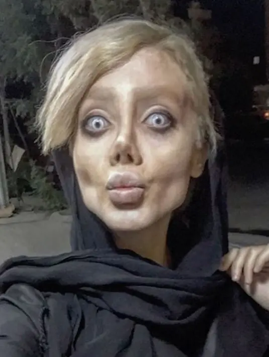 Sahar Tabar berselfie mengenakan busana hitam. Tidak hanya operasi plastik selama 50 kali, Sahar juga menjalani diet demi mendapatkan berat badan 40 kg. (Instagram/sahartabar_official)