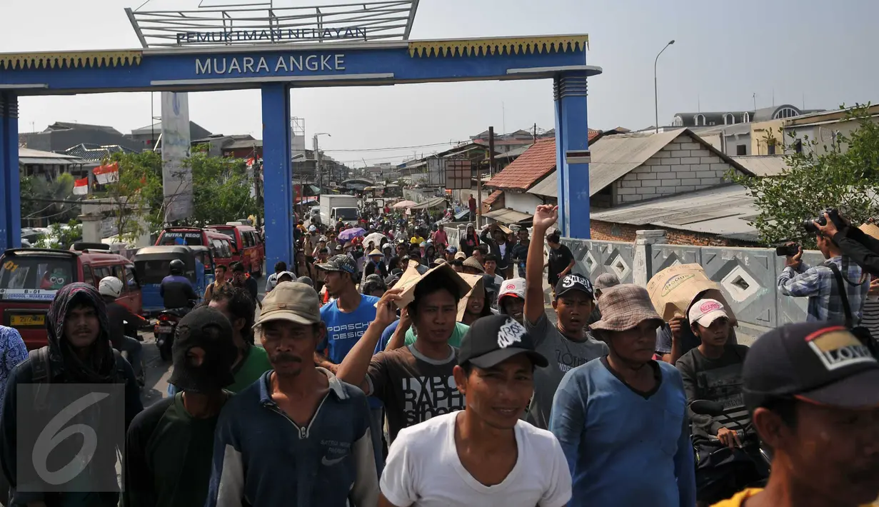 Sejumlah nelayan melakukan aksi long march menolak reklamasi Teluk Jakarta di kawasan Muara Angke, Jakarta, Rabu (2/12). Mereka menolak keras proyek reklamasi pulau G karena dapat menghilangkan sumber kehidupan para nelayan. (Liputan6.com/Gempur M Surya)