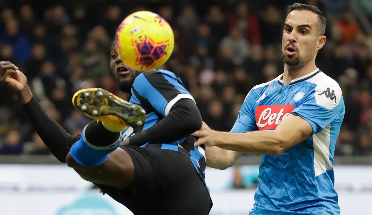 Penyerang Inter Milan, Romelu Lukaku (kiri) berebut bola dengan pemain Napoli, Nikola Maksimovic pada leg pertama semifinal Coppa Italia 2019-2020 di Stadion Giuseppe Meazza, Rabu (12/2/2020). Inter Milan  menyerah dari tamu, Napoli, dengan skor 0-1 akibat gol tunggal Fabian Ruiz. (AP/Luca Bruno)