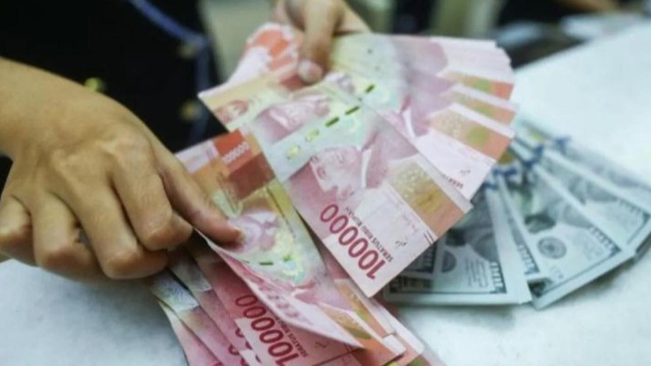 Kurs Dolar Melemah Dekati Rp17.000 per USD, Dipicu Kekhawatiran Ekskalasi Perang Dagang