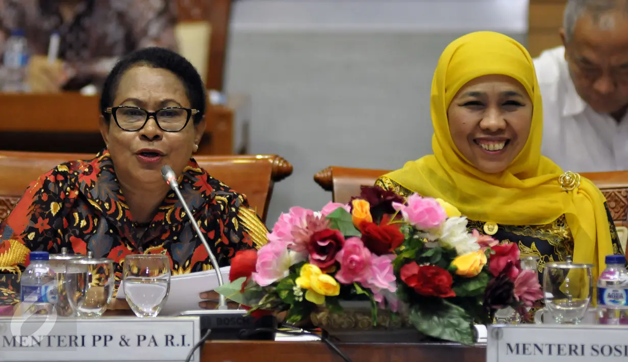 Menteri Sosial Khofifah Indar Parawangsa (kanan) dan Menteri Pemberdayaan Perempuan dan Perlindungan Anak (PPPA) Yohana Yembise saat rapat kerja di Gedung Parlemen, Senayan, Jakarta, Selasa (26/7). (Liputan6.com/Johan Tallo)