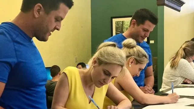 pasangan kembar identik menikah (foto: Summit County Probate Court/Ladbible)