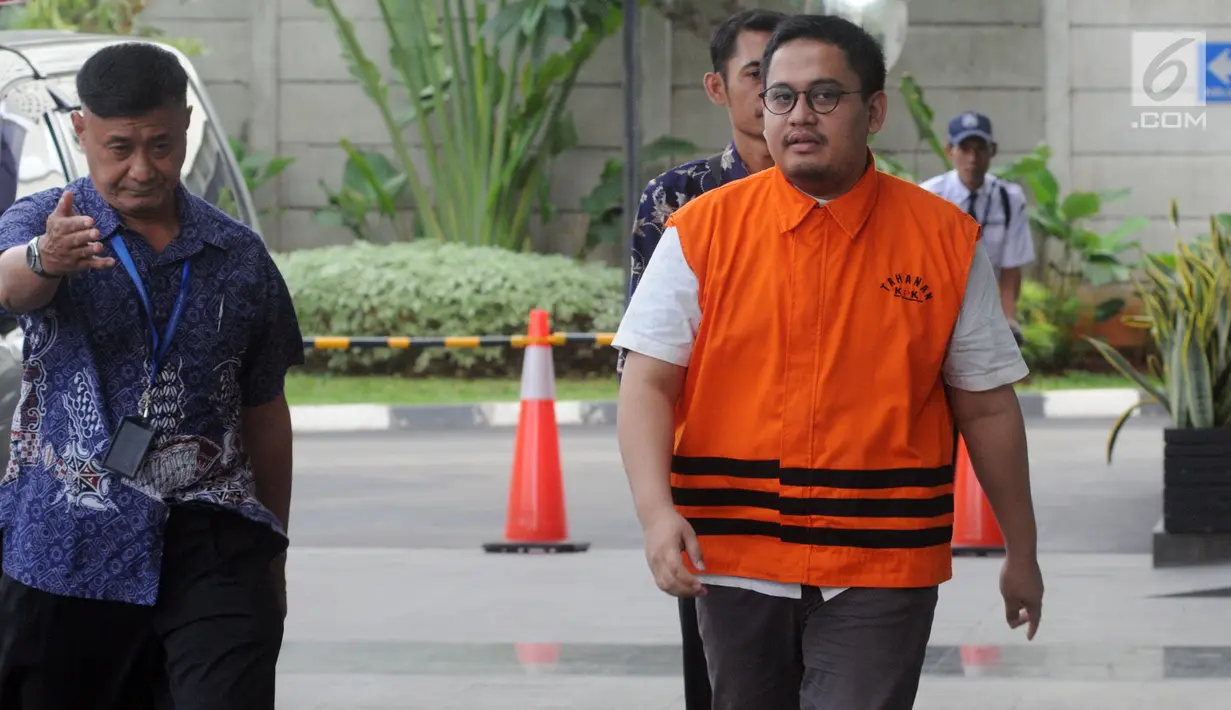 Pengacara Arif Fitrawan (rompi oranye) tiba untuk menjalani pemeriksaan di gedung KPK, Jakarta, Rabu (12/12). Arif Fitrawan diperiksa sebagai tersangka dugaan suap penanganan perkara di Pengadilan Negeri Jakarta Selatan. (Merdeka.com/Dwi Narwoko)