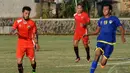 Stefano Lilipaly (kiri) ikut dalam laga uji coba melawan Cilegon United di Depok, Jawa Barat, Rabu (14/1/2015).  (Liputan6.com/Miftahul Hayat)