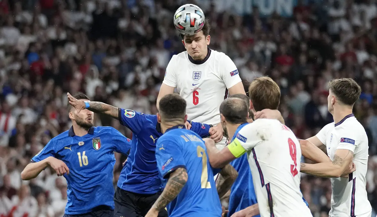 Namun sayang nasib Maguire memang belum beruntung ia kalah di dua final ajang Eropa yakni kalah dari Italia di final Euro 2020 dan menyerah dari Villarreal di final Liga Europa 2020/2021. (Foto:AP/Frank Augstein,Pool)