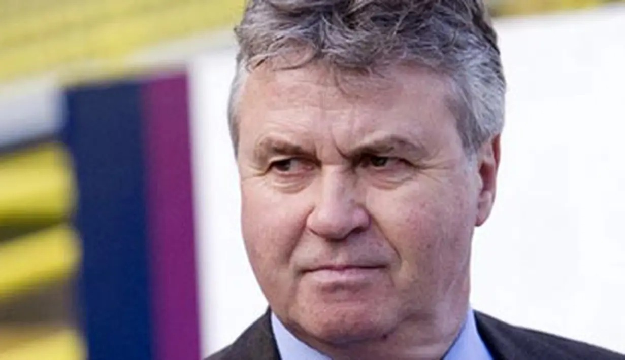 Chelsea&#039;s new manager Guus Hiddink arrives at Vicarage Road stadium before their game against Watford in the FA Cup football match at Vicarage Road in Watford on February 14, 2009. AFP PHOTO/Chris Ratcliffe