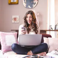 Ilustrasi Pemakaian Ponsel/Credit: pexels.com/Andrea