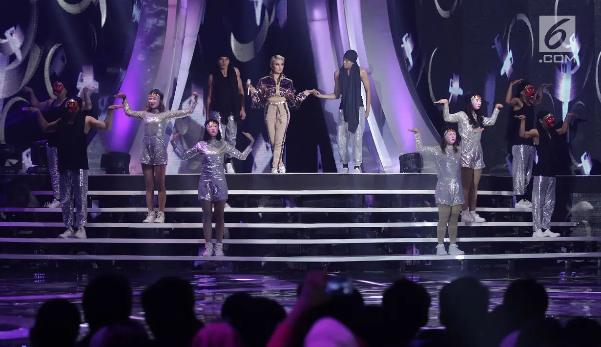Aksi panggung Agnez Mo saat tampil menghibur pada malam puncak HUT ke-27 SCTV ke 27 di Hall D, Jiexpo Kemayoran, Jakarta, Kamis (24/8). Pada penampilan Agnez Mo diawali dengan disuguhkannya tarian topeng. (Liputan6.com/Herman Zakharia)