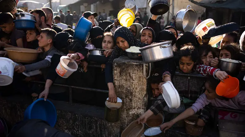 Potret Antrean Warga untuk Dapatkan Makanan di Rafah
