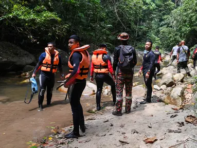 Penyelam ikut serta dalam operasi pencarian gadis disabilitas asal Irlandia Nora Anne Quoirin yang hilang dari sebuah resor hutan hujan di Seremban, Malaysia, Rabu (7/8/2019). Gadis remaja berusia 15 tahun itu dilaporkan hilang sejak 4 Agustus 2019. (Mohd Rasfan/AFP)