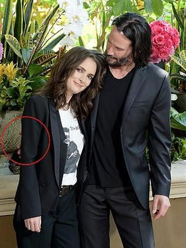 Keanu Reeves Tak Pernah Sentuh Wanita meski Sedang Foto Bareng