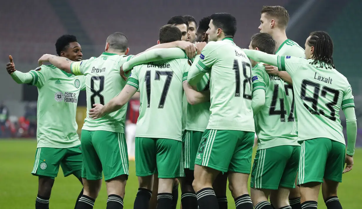 Pemain Celtic Odsonne Edouard merayakan bersama rekan satu timnya usai mencetak gol ke gawang AC Milan pada pertandingan Grup H Liga Europa di Stadion San Siro, Milan, Italia, Kamis (3/12/2020). AC Milan mengalahkan Celtic 4-2 setelah sebelumnya sempat tertinggal dua gol. (AP Photo/Antonio Calanni)