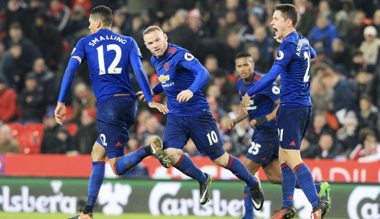 Kapten Manchester United, Wayne Rooney (tengah) merayakan golnya ke gawang Stoke City pada lanjutan Premier League di Bet365 Stadium, Stoke-on-Trent, (21/1/2017). Setan Merah bermain Imbang 1-1. (AFP/Lindsey Parnaby)