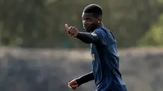 Pemain Manchester United (MU) Paul Pogba mengacungkan jempol saat berlatih jelang menghadapi Barcelona pada leg pertama perempat final Liga Champions 2018/2019 di Aon Training Complex, Manchester,Inggris, Selasa (9/4). MU siap menjamu Barcelona di Old Trafford. (Reuters/Lee Smith)