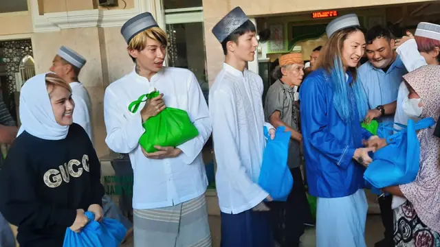 Evelyn Nada Anjani ikut berbagi sembako ke warga Prumpung, sambil memperkenalkan tentang Islam kepada DJ Shacho dan member Repezen Foxx. (IST)