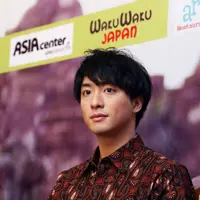 Aktor Jepang pemeran Kamen Rider 000, Shu Watanabe kini bersanding dengan Chelsea Islan. Mereka membintangi FTV yang berjudul When You Wish Upon A Sakura. (Nurwahyunan/Bintang.com)